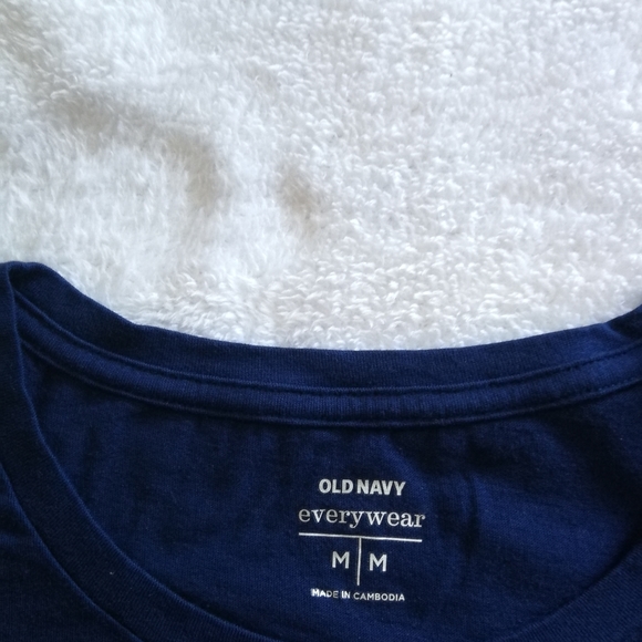 Old Navy Graphic Tee - Picture 2 of 3